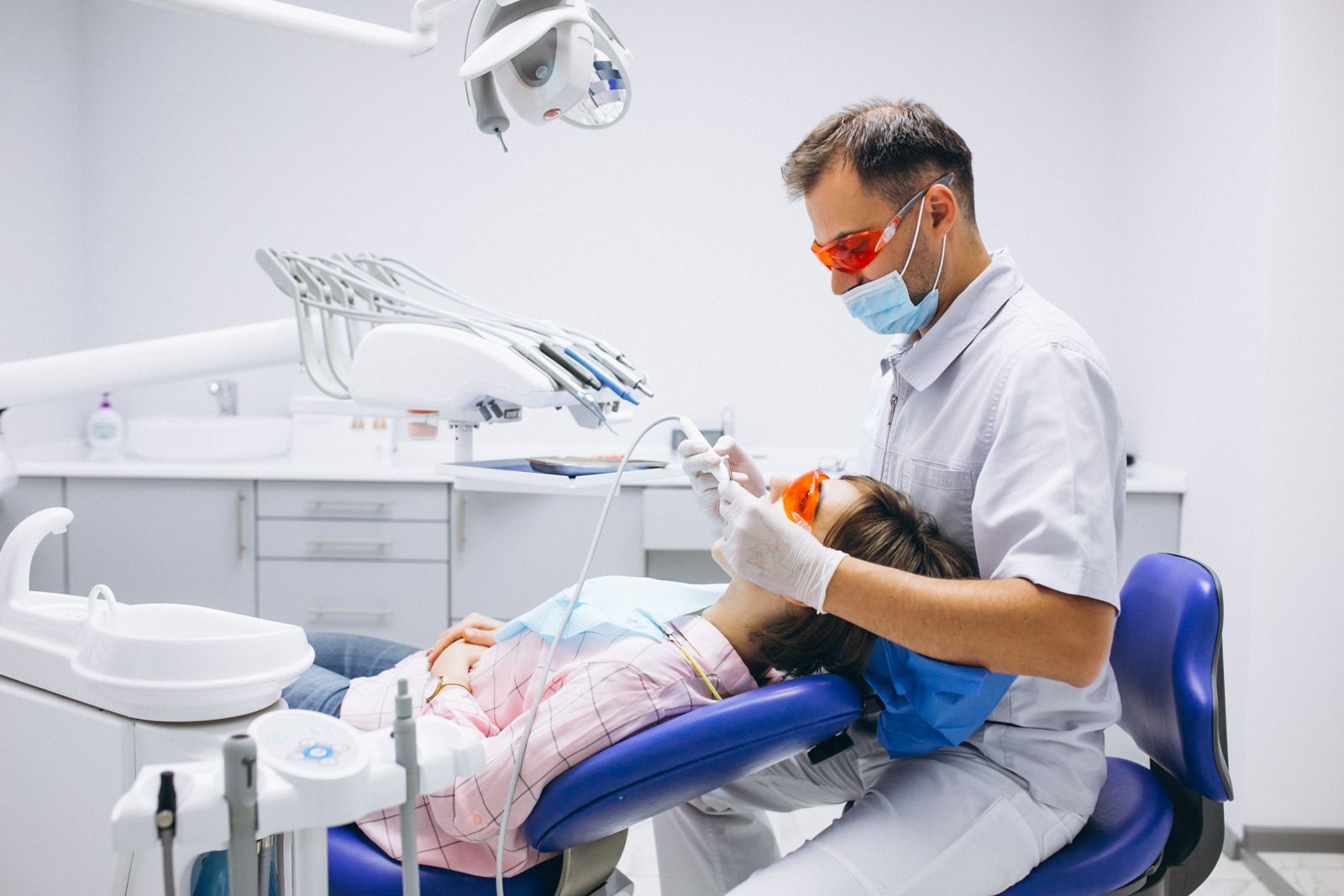 Dentist treating a patient (illustrative photo)